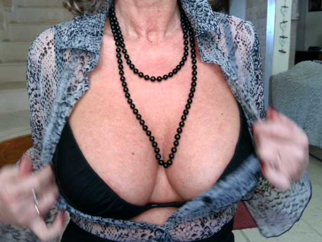 Fotogrāfijas -PimentRouge- Vraie francaise a grosse poitrine ,privé cam to cam hum Real French woman with big breasts, private cam to cam hum, for very sex adventures , tip if you like