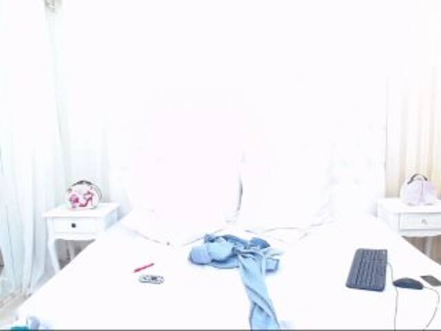 Apraides ekrānuzņēmumi AdellaydeTay