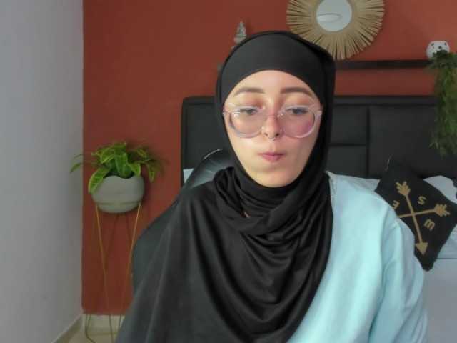 Fotogrāfijas AYSEL_ELID Hey guys, I want to spend time with you to be able to please you. Make me vibrate with my interactive toy, are you ready?