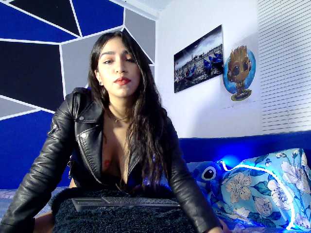 Fotogrāfijas AlexaHottie #​latina #​cumshow #​squirt ​LatinaHot Girl Want to play whit Dildo