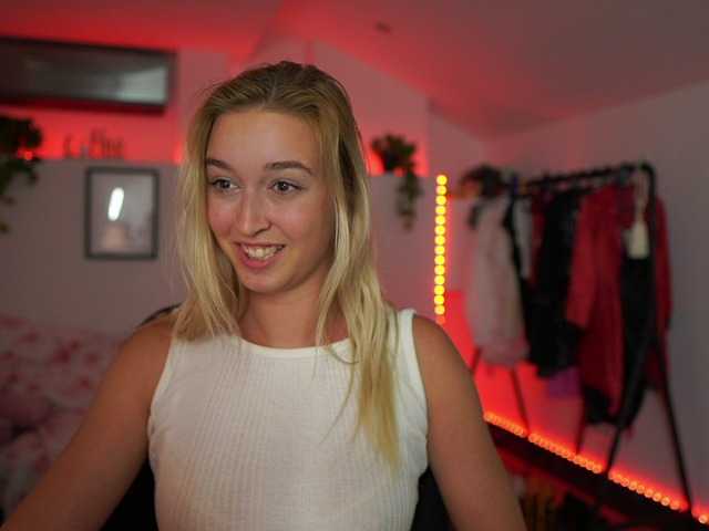 Fotogrāfijas AlexisTexas18 Hi! I am Alexis 19 yrs old teen, with perfect ass, nice tits and very hot sexy dance moves! Lets have fun with me! Water on my white T-shirt at goal!