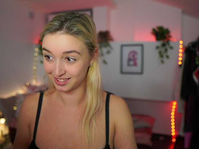 Fotogrāfijas AlexisTexas18 Hi! I am Alexis 19 yrs old teen, with perfect ass, nice tits and very hot sexy dance moves! Lets have fun with me! Water on my white T-shirt at goal!