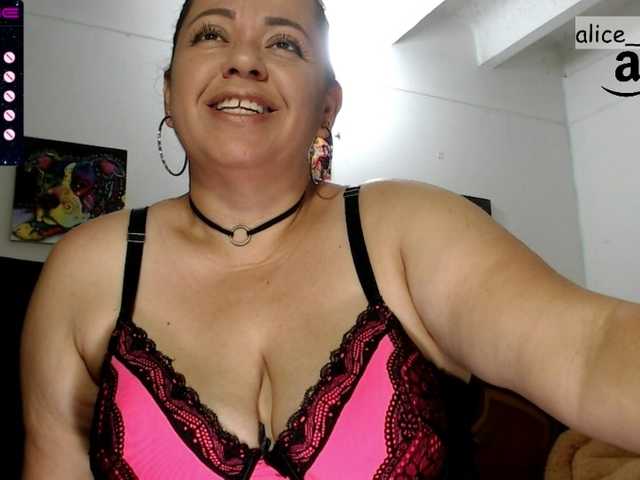 Fotogrāfijas AliceTess Let's have a great time together, make me feel happy and horny with u tips!! #milf #latina #mature #bigtits
