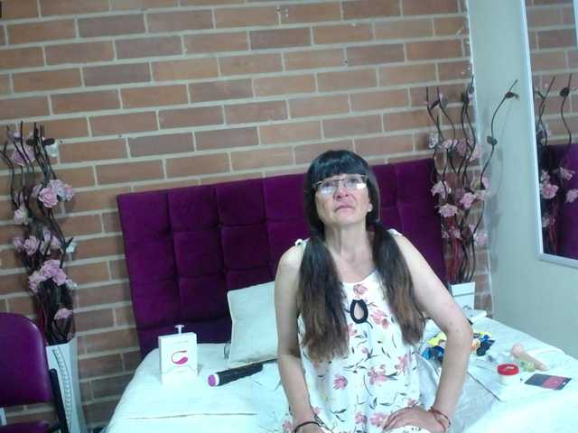 Fotogrāfijas amanda-mature I'm #mature a little hot, if you have fantasies about older women you can fulfill them with me #hairy #skinny #fingering