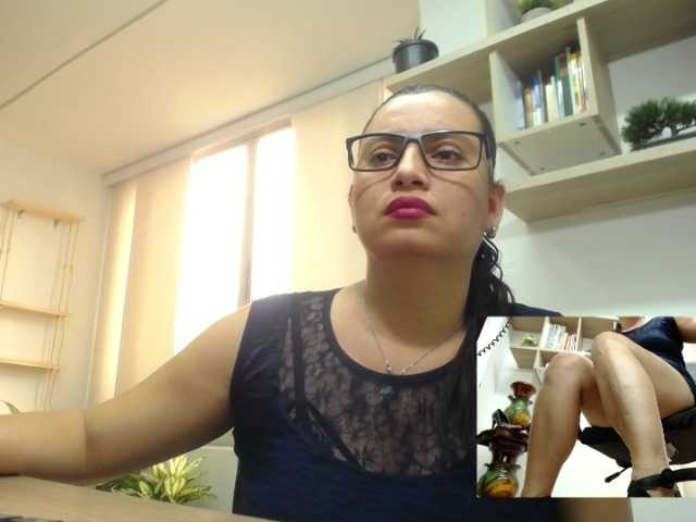 Fotogrāfijas Atennas Hot secretary wanting to play without noise his boss is near