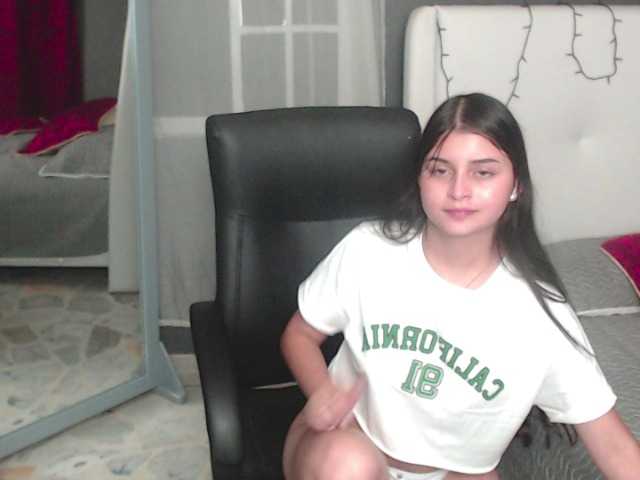 Fotogrāfijas Aurora2308 hey guys! I have two surprises for you under my shirt, do you want to see? 55 49