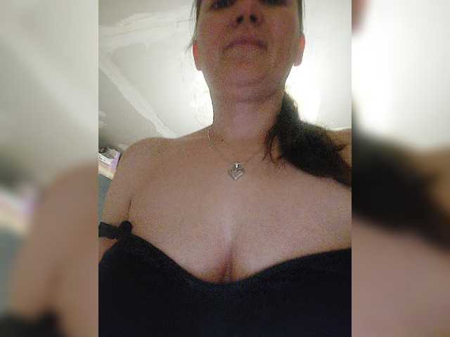 Fotogrāfijas Bellashow Breasts....70 tokensPussy....150 tokensInserted dildo in pussy.....400 tokensFully undressed..... 200 tokensHi guys a little help if you like me so i can finish renovating my house .....5000 tokens Thanks i kiss you