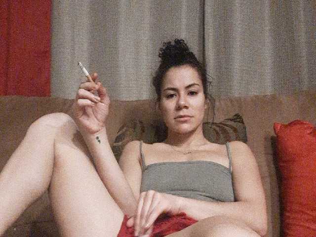 Fotogrāfijas Bellasunmy smoking and talking with your Latina sis