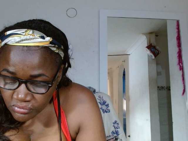 Apraides ekrānuzņēmumi BigBustyBlack