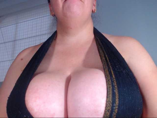 Fotogrāfijas Bigtetiana woman latine with big tits and ass very horny wait for u .... come on my roomm ... for have good time naked tits, oil, titfuck and simulation of cum on them for 220 tkn