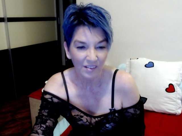 Fotogrāfijas cornycamelia Welcome guys to my room ,Hoot Cougar play with me and lest cum toghter