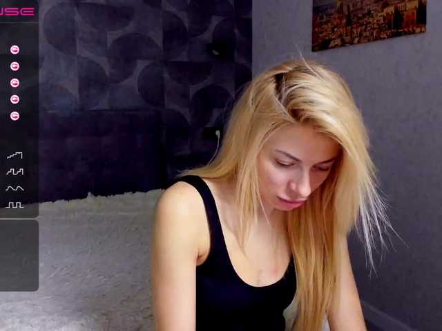 Fotogrāfijas cuteblond122 Hi. I'm new here and I need fun and your attention and coins) I'm here for you)