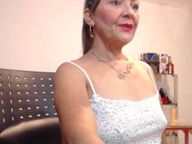 Apraides ekrānuzņēmumi SquirtNstyGrl