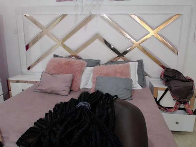 Fotogrāfijas Ebony-Queen19 Welcome to my room I'm new I'm hot and ready for fun