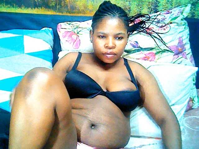 Fotogrāfijas ebonygold92 hlw everyone lets have funs guys mess my room with tokens thank u....