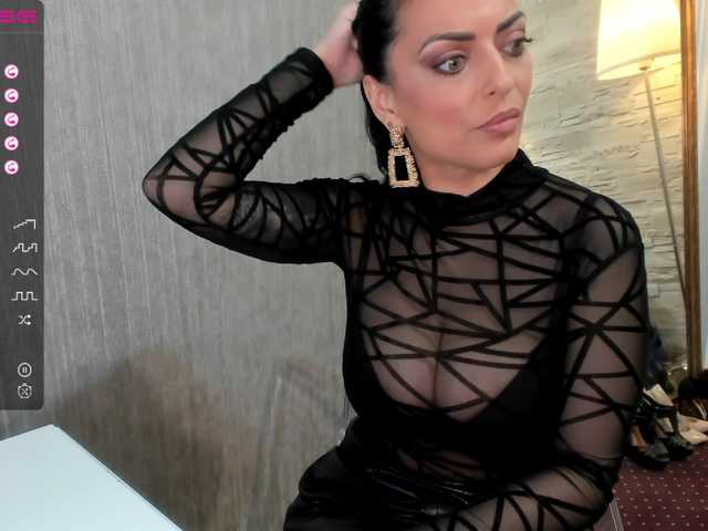 Fotogrāfijas ElisaBaxter Hot MILF!!Ready for some fun ? @lush ! ! Make me WET with your TIPS !#brunette #milf #bigtits #bigass #squirt #cumshow #mommy @lovense #mommy #teen #greeneyes #DP #mom