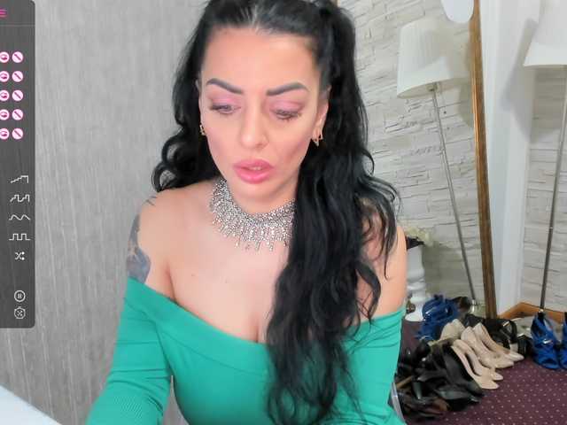 Fotogrāfijas ElisaBaxter Hot MILF!!Ready for some fun ? @lush ! ! Make me WET with your TIPS !#brunette #milf #bigtits #bigass #squirt #cumshow #mommy @lovense #mommy #teen #greeneyes #DP #mom