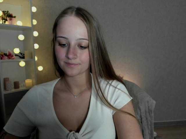 Fotogrāfijas ElsaJean18 Enjoy my lovely #hot show! Warm welcome to everybody! I want to feel you guys #hot #teen #dance #show