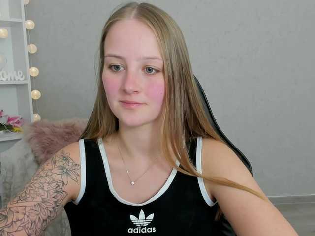 Fotogrāfijas ElsaJean18 welcome here guys in my room lets have fun more #teen #lovense #18 #dildo #squirt