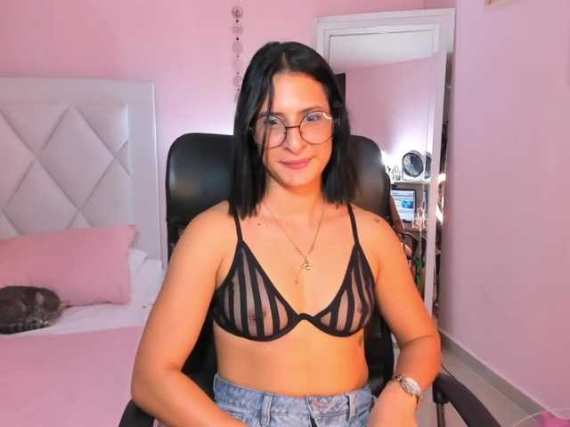 Fotogrāfijas EMIILYJAMESS roll dice for hot prizes / make me vibe♥ #fit #bigass #squirt #anal #muscle #feet #company #lovense #fumadoras #Weed #drink #latina #pelinegras #tetasnormales
