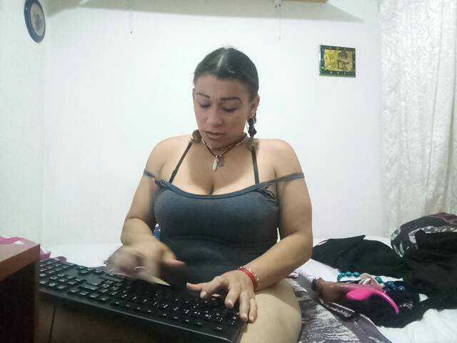 Fotogrāfijas Fasttmilkx Welcome to my room make me come rich lovence more tokens more vibration