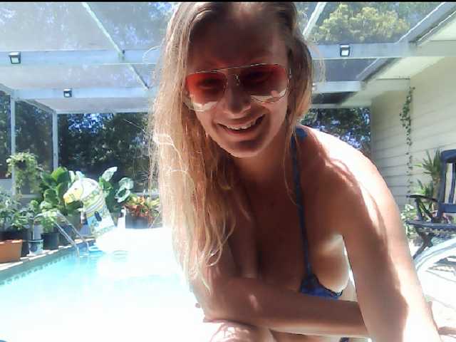 Fotogrāfijas GamerQueen HAI Lush on Lets play @Goal Topless dance and Jump in pool 1960