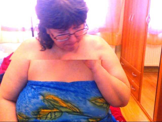 Apraides ekrānuzņēmumi HugeTitsXXX