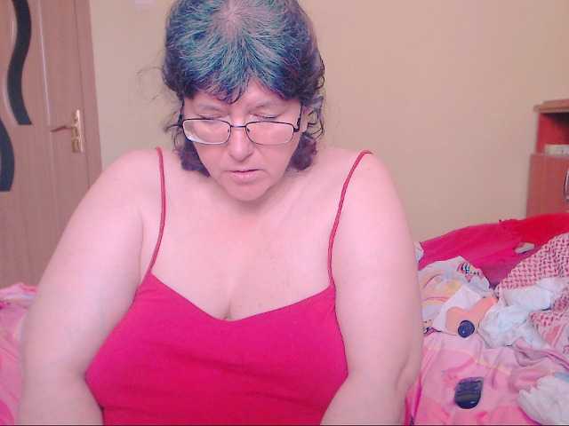 Apraides ekrānuzņēmumi HugeTitsXXX