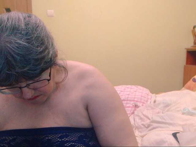 Apraides ekrānuzņēmumi HugeTitsXXX