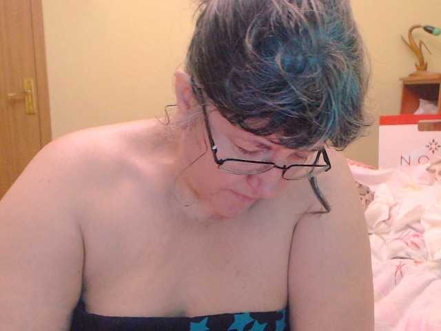 Apraides ekrānuzņēmumi HugeTitsXXX