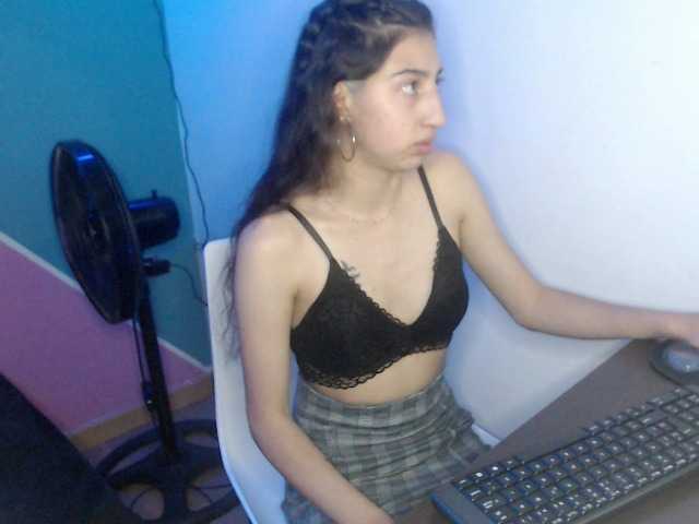 Fotogrāfijas ivy-blue hey i am new in bonga cams , make me happy today