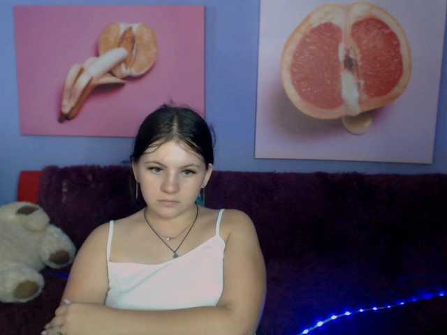 Fotogrāfijas Jane-Roffe show ass (45) show breasts (55) stand up (5) spank ass 5 times (65) pour oil on yourself (150) send a kiss (7) stand up (15)