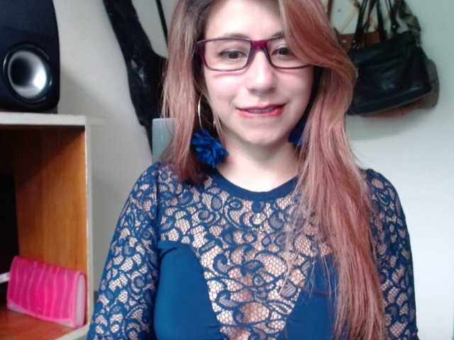 Fotogrāfijas kateen18 Hi guys, I'm the new girl here, I'm a little shy, can you help me warm up? my lovense is on I would like to squirt here #squirt #lovense #sexy #young #teen #glasses #bigass #wet #sowet #sweet