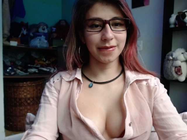Fotogrāfijas kateen18 Hi guys, I'm the new girl here, I'm a little shy, can you help me warm up? my lovense is on I would like to squirt here #squirt #lovense #sexy #young #teen #glasses #bigass #wet #sowet #sweet