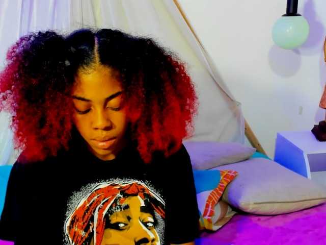 Apraides ekrānuzņēmumi KhloeVega