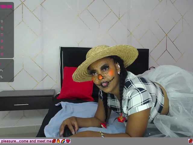 Fotogrāfijas KiraMonroe Trick or treat should I say blowjob and trick? come into my living room for a very special Halloween! The candy will surprise you. #Ebony #sex # horny #youngirl #sex #wet