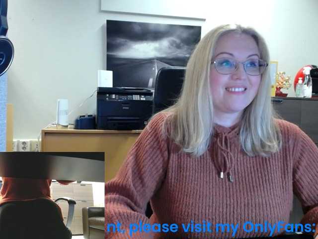Fotogrāfijas KristinaKesh At the office. Lush ON! Privats welcome!!! 101 tok before pvt! Tips only in public chat matter:) Lush reactiong from 3 tok.