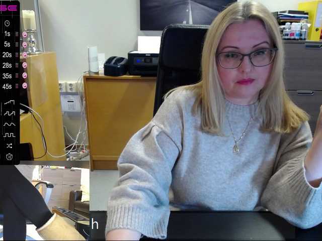 Fotogrāfijas KristinaKesh At the office. Lush ON! Privats welcome!!! 150 tok before pvt! Tips only in public chat matter:) Lush reactiong from 3 tok.