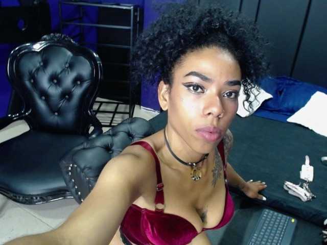 Fotogrāfijas Lesly-Queen im a girl BDSM and i can complace u come on