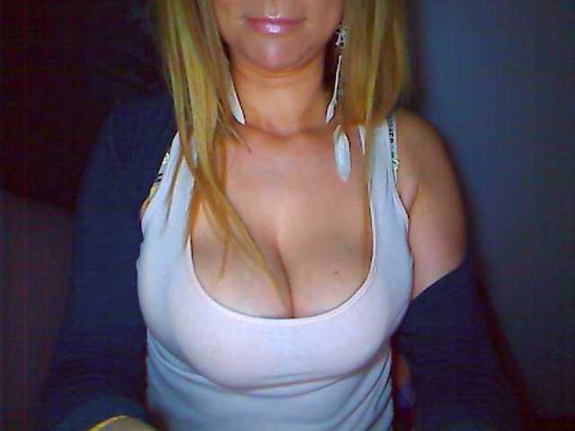 Fotogrāfijas Lilly66 hi boys, if u wish to play with me - i use a lots of apps and like to be in touch with my customers, to view u is 20 to see my body 30 :)