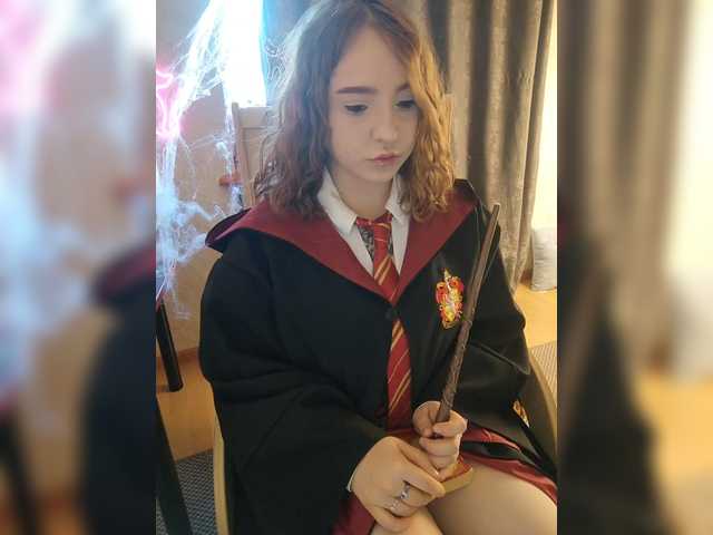 Fotogrāfijas LittleDelora Welcome to my Hogwarts, this Halloween I will be dressed as Hermione with a wand that shoots fire. Come in and we’ll learn spells together) P.S. I’m only a 1st year student @total countdown @sofar collected @remain left until the show starts!