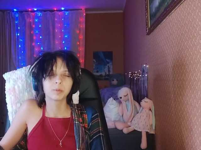 Fotogrāfijas LittleGirl69 Hello! I am Alice. I like to communicate and listen to music, learn something new. Put your tracks through a DJ, let's listen together