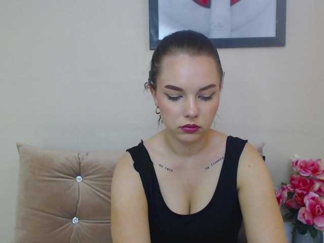 Fotogrāfijas MelannieHot HEY GUYS :) I AM NEW HERE, WHO WANT TO SPEND TIME WITH ME? STAND UP- 20 tks. open ur cam- 30tks