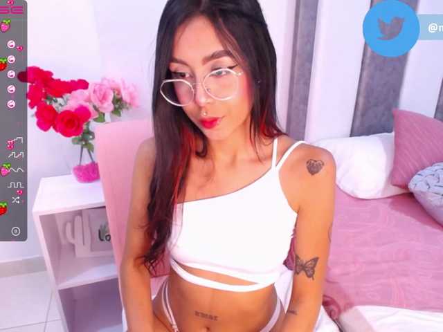 Fotogrāfijas MelyTaylor ♥Make me go crazy with your fantasies and your darkest desires, I want to please you. ♥ tip if you enjoy ♥♥lush on♥0 fingers pussy and juice @goal