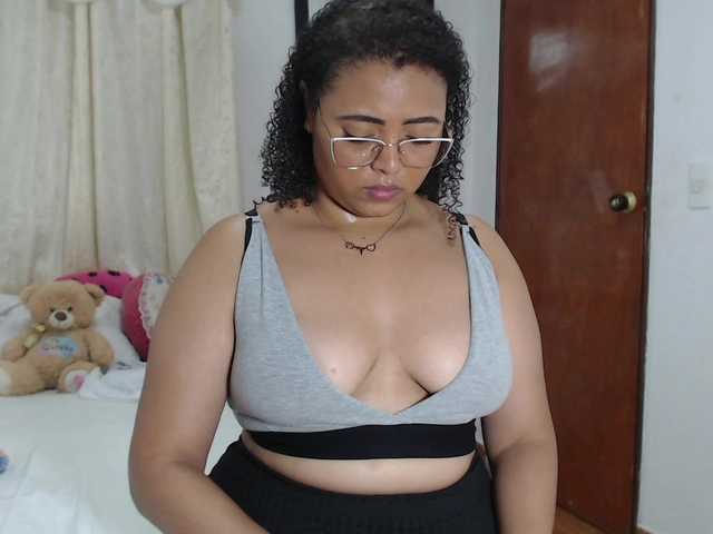 Fotogrāfijas MichelDemon hey guysss come and enjoy a while with me VIBE TOY ON make my pussy wet #latina #squirt #bigboobs