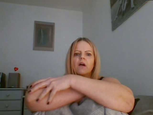 Fotogrāfijas MilfSusanna If you wanna play, join me up in pvt and lets;)i love to dance;) and play...