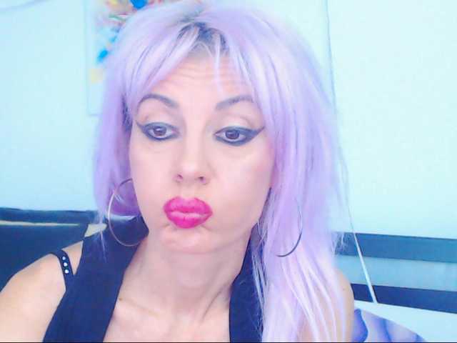 Fotogrāfijas HoneyLara #show you appreciation by tipping#dirty talk#facesitting#worship me#sph#strapon#atm#blow job#heels#feet#