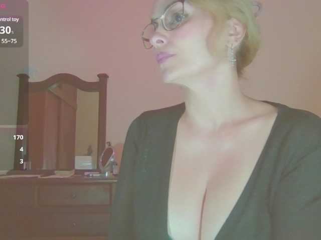 Fotogrāfijas myloverlee In silence, the children are at home,With 1 tokens, active vibrator, wet my pussy...HORNY FOR YOU,FAV 55