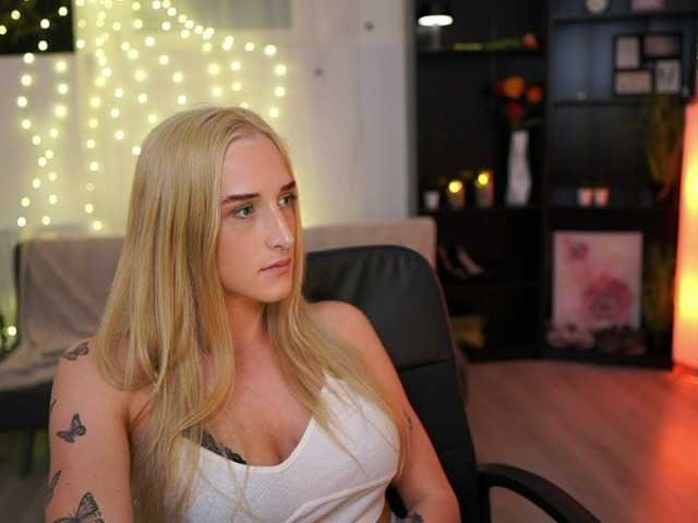 Fotogrāfijas NicoletteShea01 Still new here, come and taste my juicy titties :)