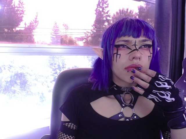 Fotogrāfijas PhychomagcArt Welcom me room!! come and play with this goth girl, but very slutty, do you want to come and taste her squirt and cum?